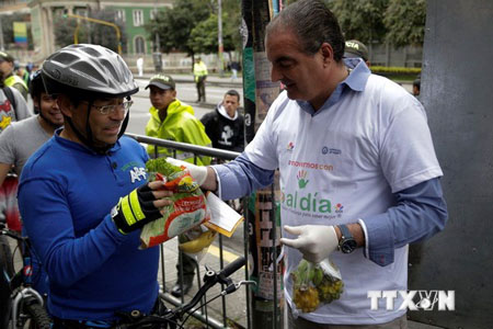 Bộ trưởng Bộ Nông nghiệp Colombia Aurelio Iragorri phát rau miễn phí cho người dân ở thành phố Bogota ngày 19/10.